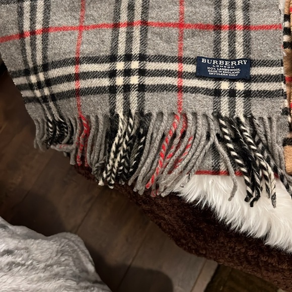 . One Burberry London 100% Lambswool Scarfs (Authentic) - Picture 5 of 6